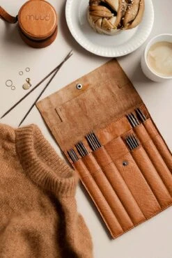 Oslo Lederetui - Muud Living - Organizer Für Stricknadeln & Häkelnadeltasche - Whiskey-Braun