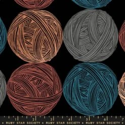 Purl Wound Up By Sarah Watts Strickmotivstoff - Ruby Star Society Copper Black "I Love Yarn" Linen Canvas Designerstoff - Wollknäuel Auf Schwarzem Grund Mit Kupfergold-Akzenten