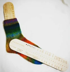Sockenlineal - Holzlineal Mit Sockentabelle & Nadelmaß Für 4-fach Oder 6-fach Stricksocken - Tanja Steinbach / AGIANI Design Stricklineal