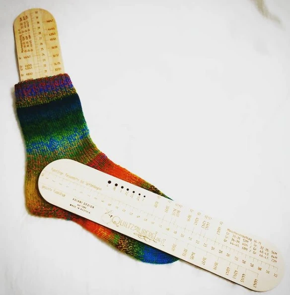 Sockenlineal - Holzlineal Mit Sockentabelle & Nadelmaß Für 4-fach Oder 6-fach Stricksocken - Tanja Steinbach / AGIANI Design Stricklineal 1 Sockenlineal - Holzlineal Mit Sockentabelle & Nadelmaß Für 4-fach Oder 6-fach Stricksocken - Tanja Steinbach / AGIANI Design Stricklineal