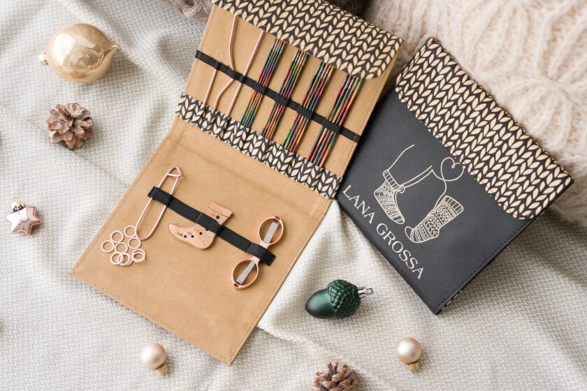 Deluxe Sockennadel-Set - Tanja Steinbach Nadelspiel-Set Design-Holz - 15cm Nadelspiele DPNs - LANA GROSSA Double Pointed Needles - KnitPro Symfonie 1 Deluxe Sockennadel-Set - Tanja Steinbach Nadelspiel-Set Design-Holz - 15cm Nadelspiele DPNs - LANA GROSSA Double Pointed Needles - KnitPro Symfonie
